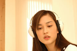 演奏を楽しむ可憐な女性